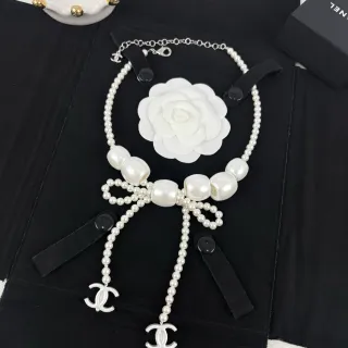 Chanel कैमेलिया बाउ पर्ल नेकलेस