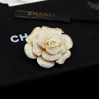 Chanel Camellia Brooch Dorado Pavé Cristal Floral Broche