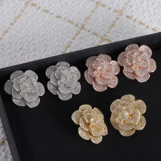 Chanel Camellia Brooch পাভে-ক্রিস্টাল পার্ল-সেন্টার মাল্টি-টোন মেটাল ব্রোচেস