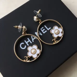 Chanel कैमेलिया फूल हूप सोने सफेद एनामेल ईयररिंग्स
