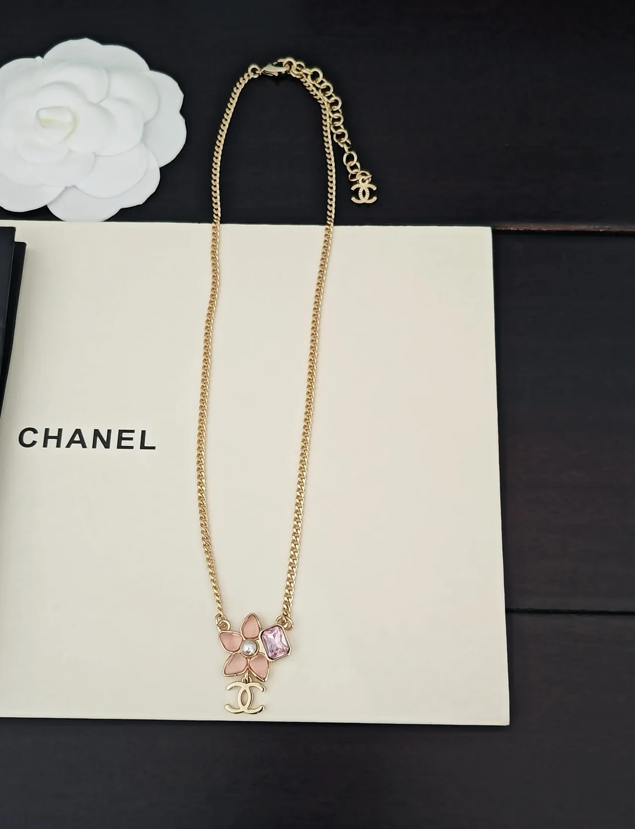 Chanel Camellia Flower Colar de esmalte rosa e pedra 2