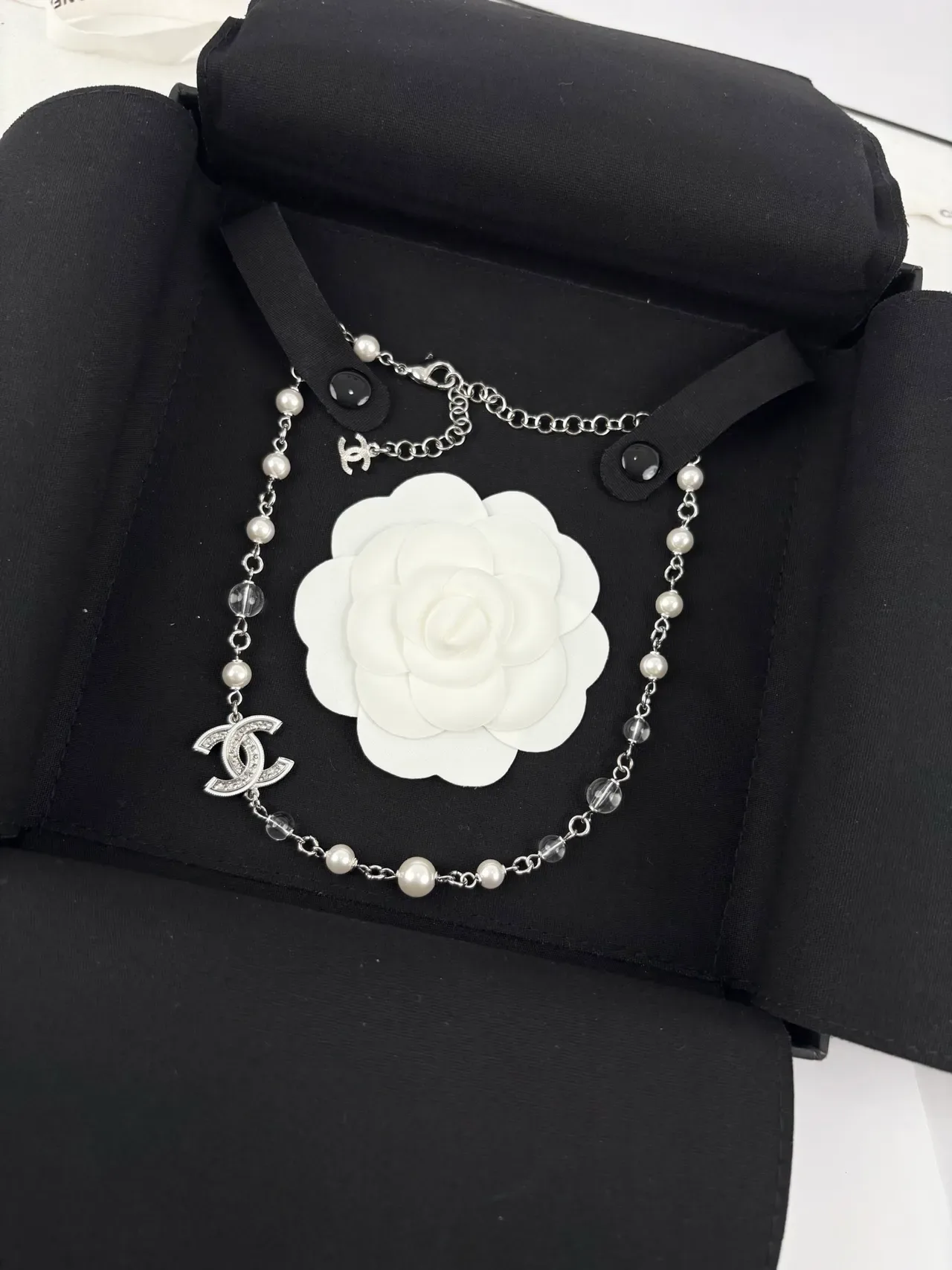 Chanel Camélia Collier Blanc Argent Perle et Cristal Chaîne de Perles Pavé CC Logo Charm 4