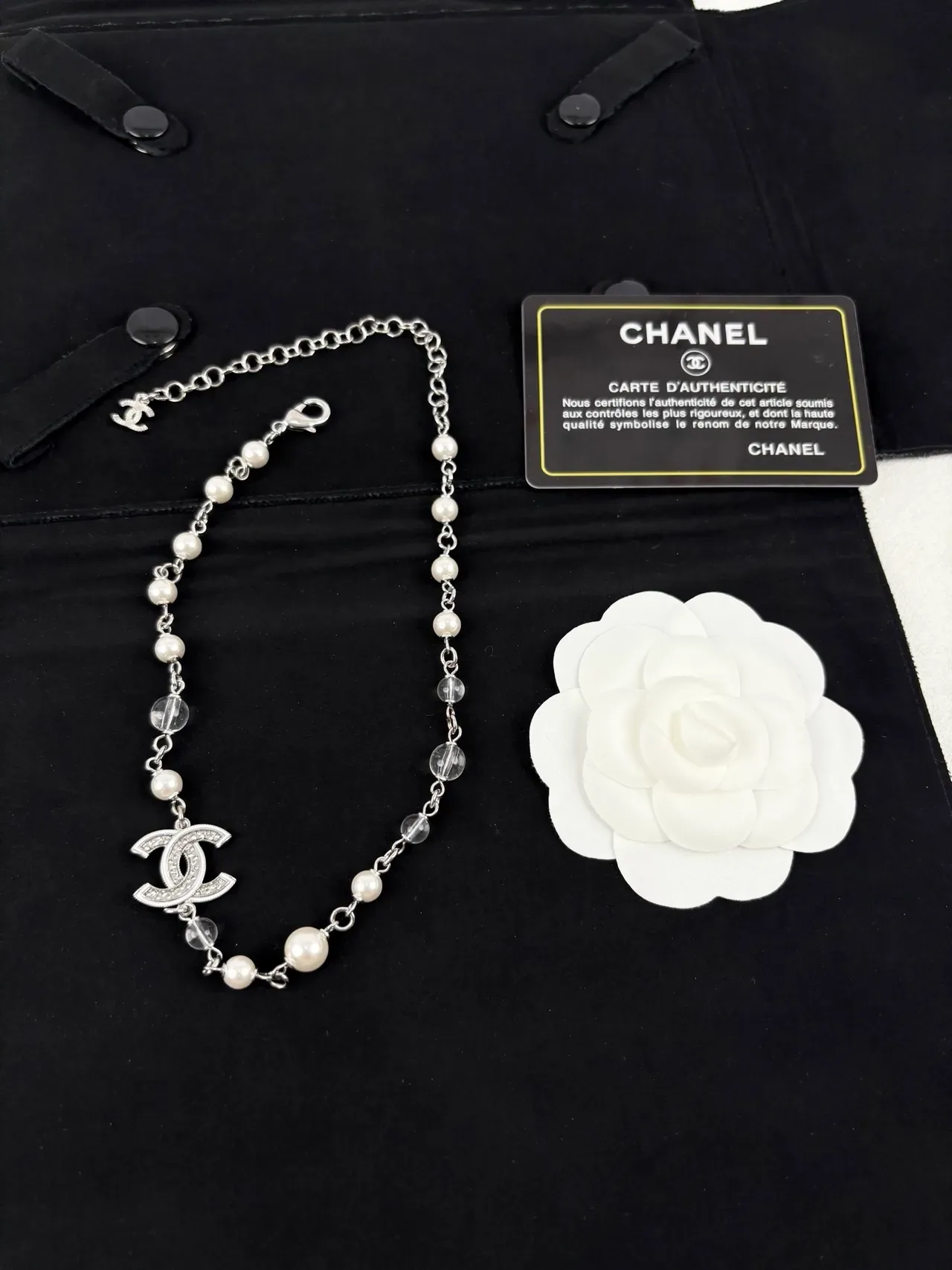 Chanel Camélia Collier Blanc Argent Perle et Cristal Chaîne de Perles Pavé CC Logo Charm 9
