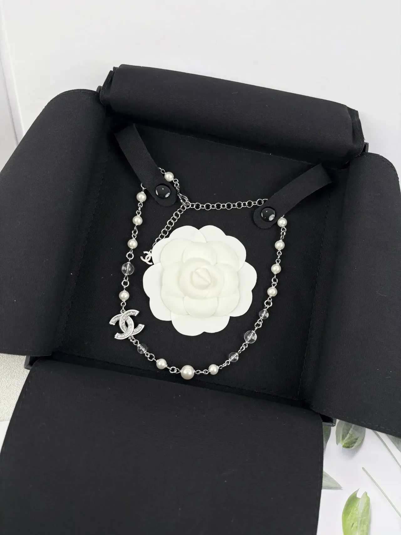 Chanel Camélia Collier Blanc Argent Perle et Cristal Chaîne de Perles Pavé CC Logo Charm 14