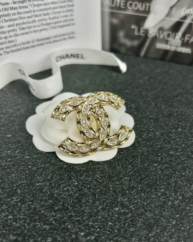 Chanel CC Broche Dourado Pavé Cristal Motivo Folha 3