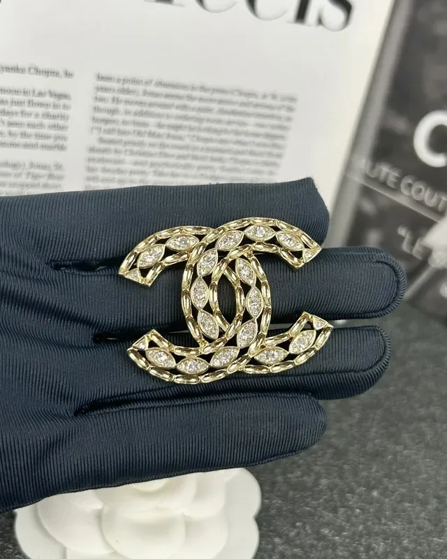 Chanel CC Broche Dourado Pavé Cristal Motivo Folha 4