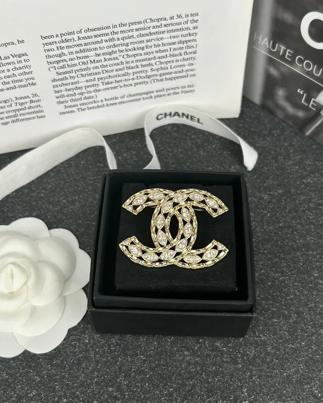 Chanel CC Broche Dourado Pavé Cristal Motivo Folha 5