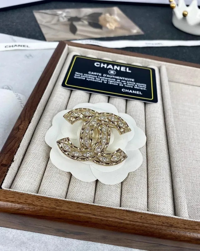 Chanel CC Broche Dourado Pavé Cristal Motivo Folha 6