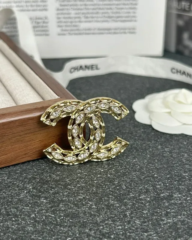 Chanel CC Broche Dourado Pavé Cristal Motivo Folha 7