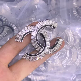 Chanel CC Brooch plateado negro motivo interlocking corte baguette cristal pavé broche