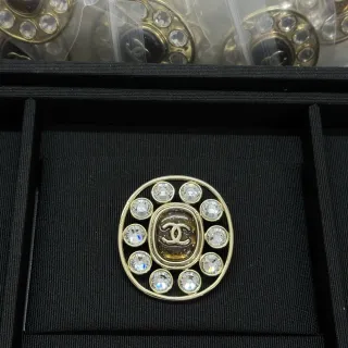 Chanel CC broche de círculo cristal de tono dorado