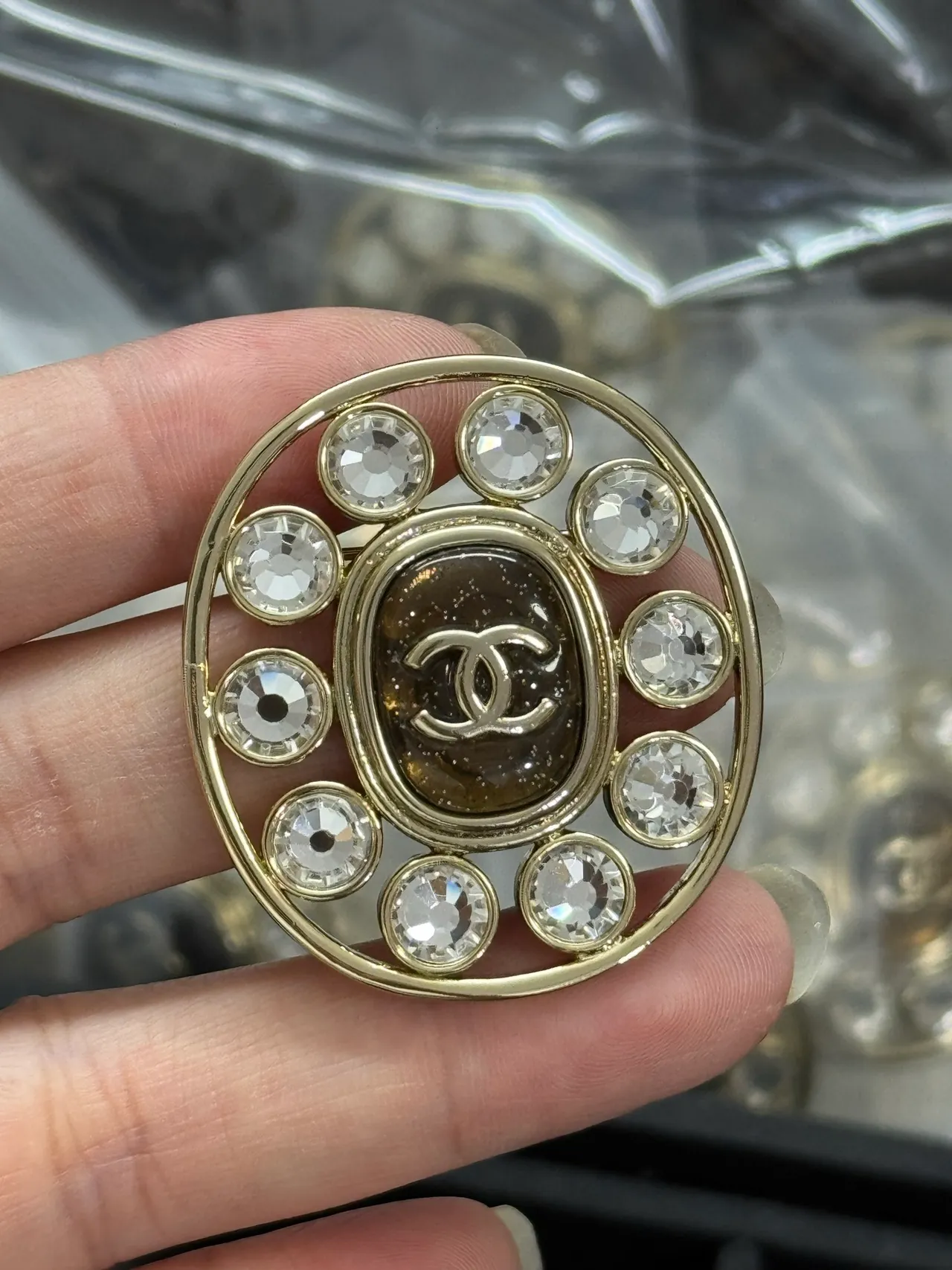 Chanel CC بروش دائري بلوري ذهبي اللون 2