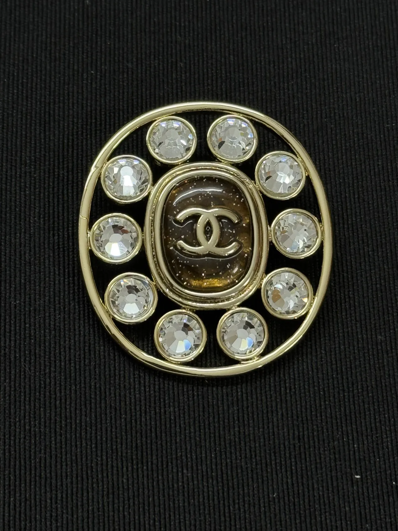 Chanel CC بروش دائري بلوري ذهبي اللون 3