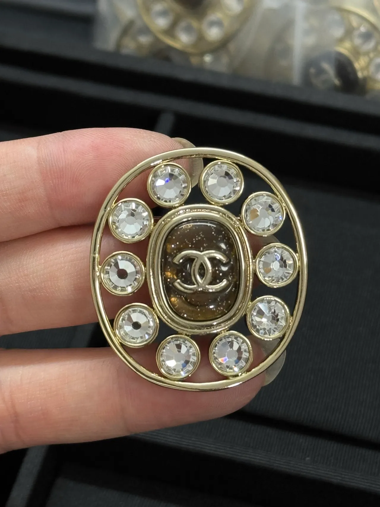 Chanel CC بروش دائري بلوري ذهبي اللون 4