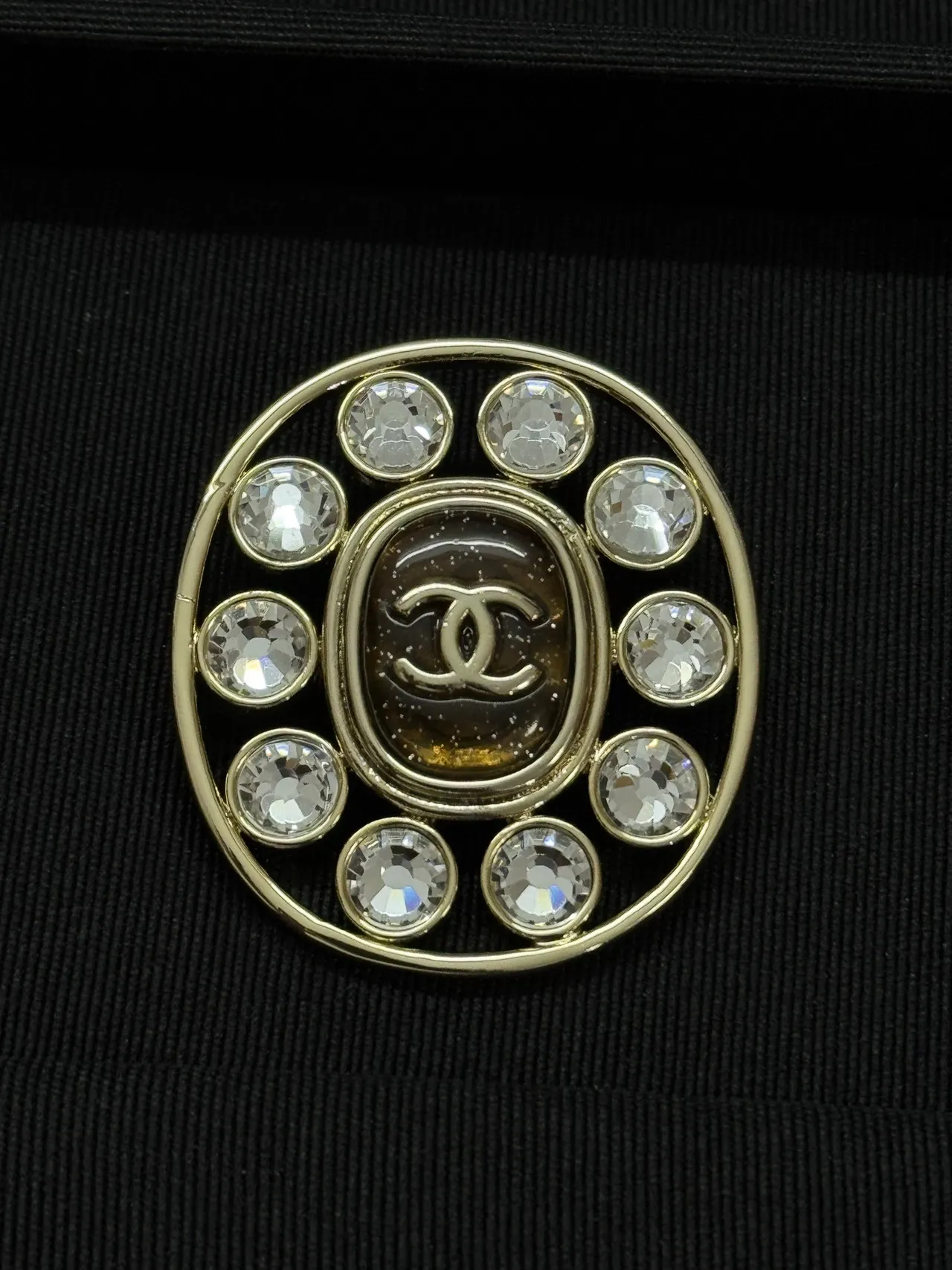 Chanel CC بروش دائري بلوري ذهبي اللون 5