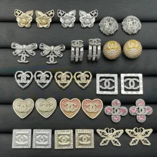 Chanel CC Logo Brooch Collection রুপো সোনা ক্রিস্টাল-এম্বেলিশড কুইল্টেড মোটিফ ব্রোচ