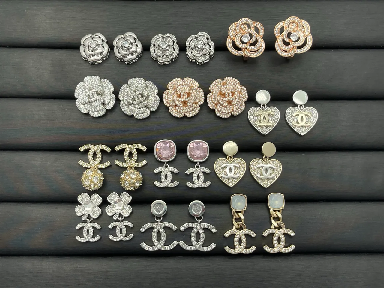 Chanel CC Logo Brooch Collection Broche Coleção Prata Dourado Cristal-Embellished Motivo Quilted Broche 11