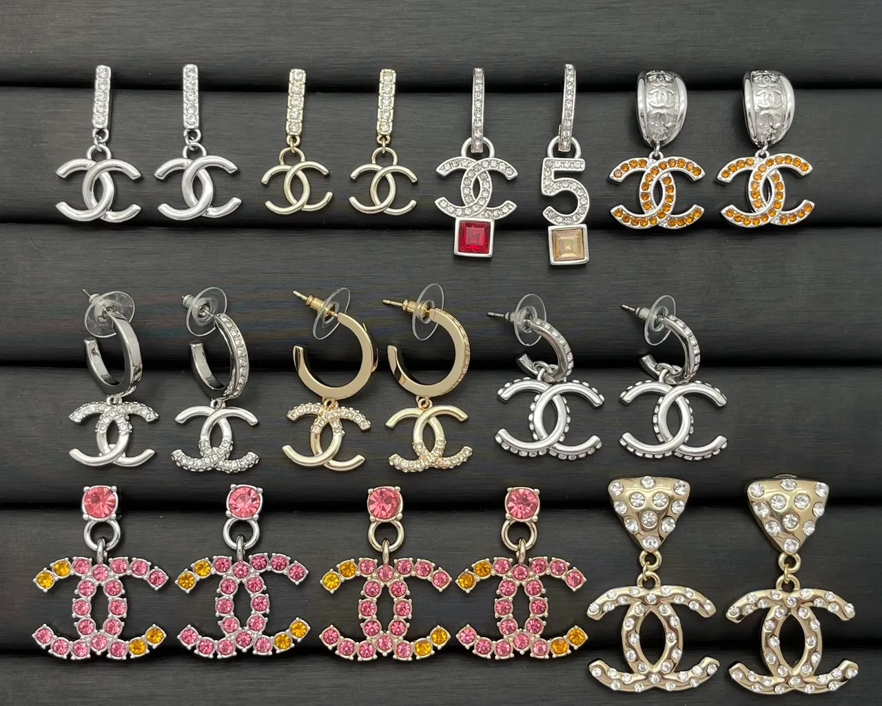 Chanel CC Logo Brooch Collection Broche Coleção Prata Dourado Cristal-Embellished Motivo Quilted Broche 13