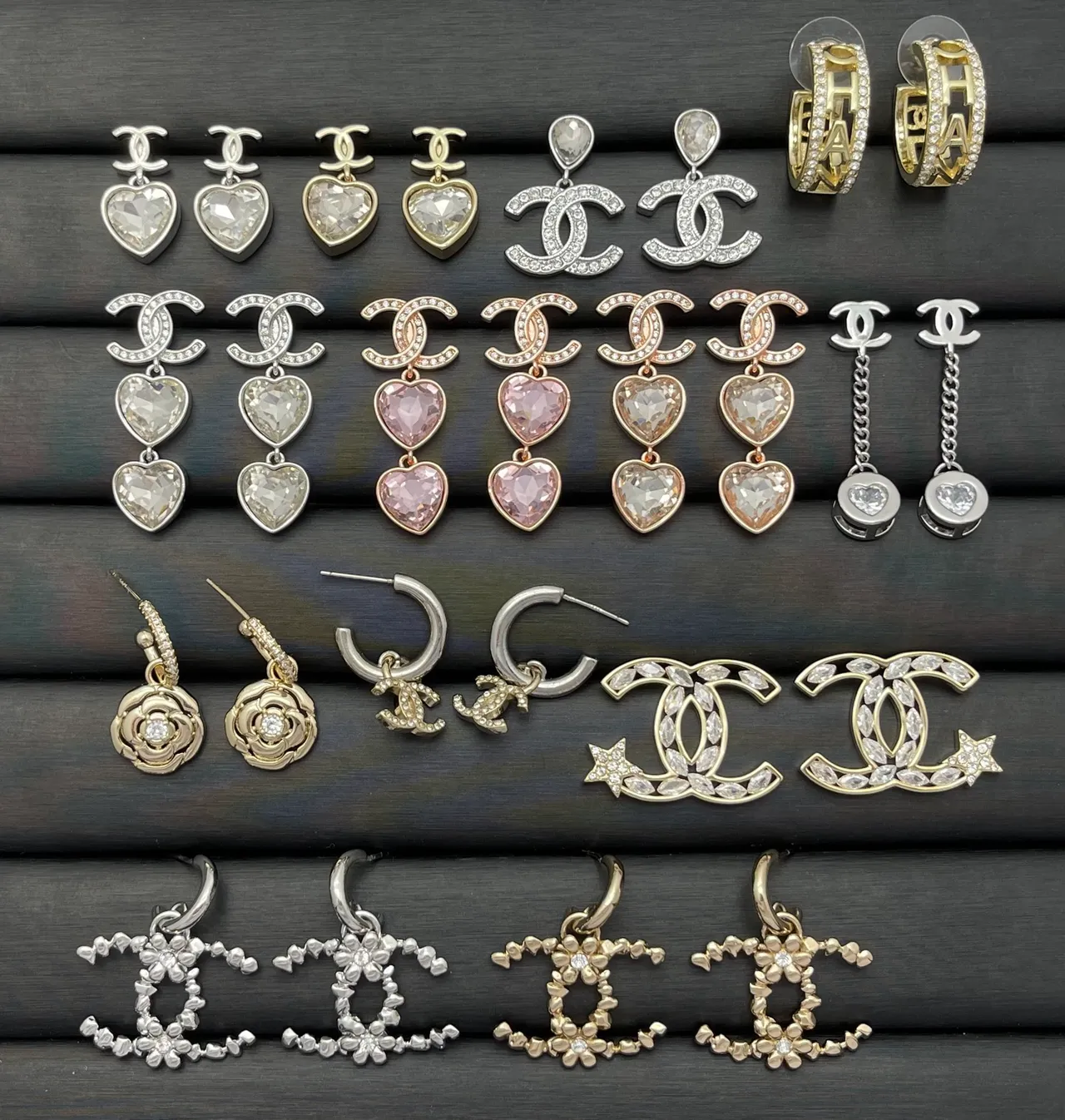 Chanel CC Logo Brooch Collection Broche Coleção Prata Dourado Cristal-Embellished Motivo Quilted Broche 14