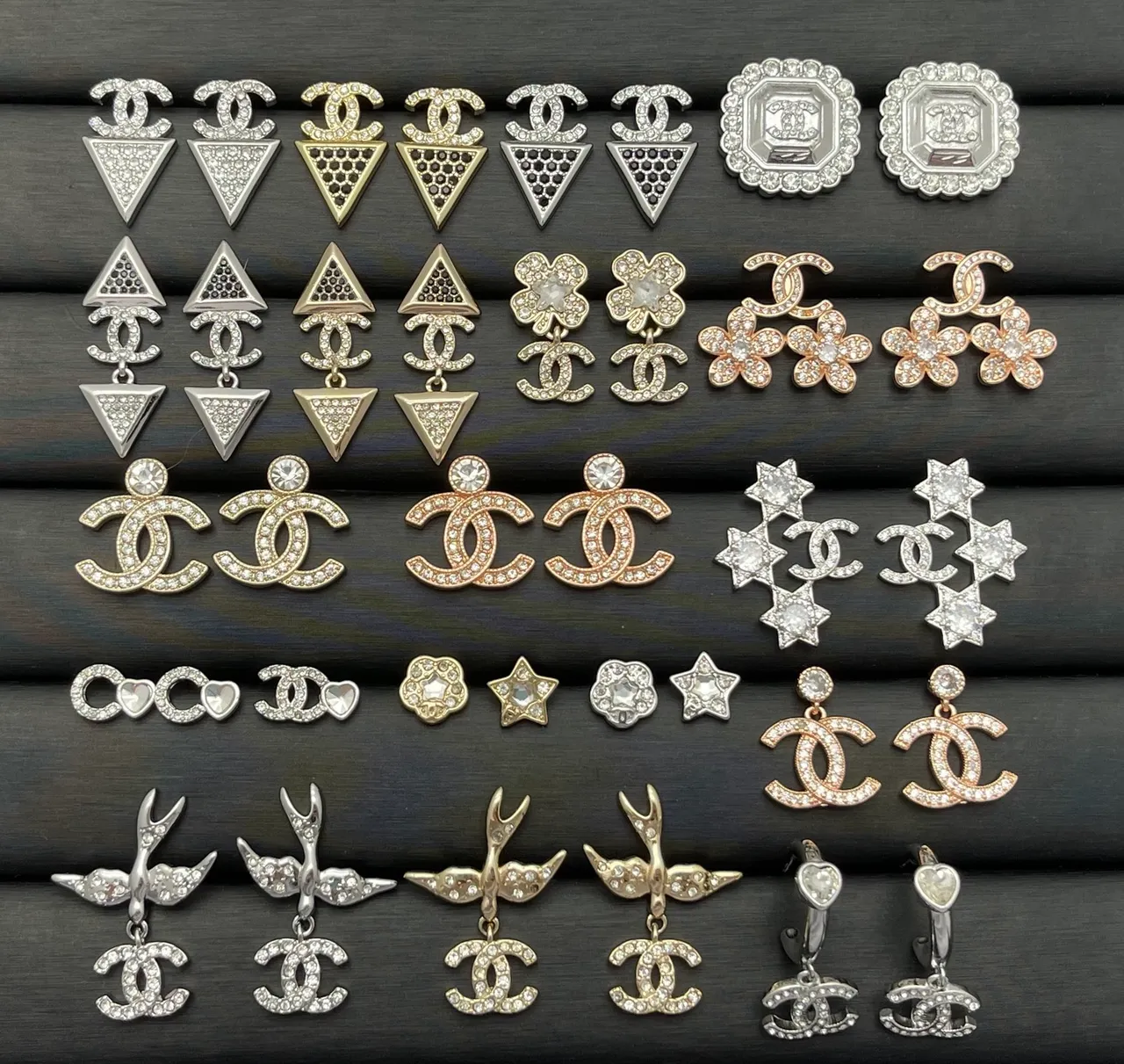 Chanel CC Logo Brooch Collection Broche Coleção Prata Dourado Cristal-Embellished Motivo Quilted Broche 15