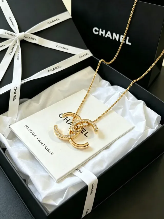 Colar Chanel CC Logo Pavé Cristal Dourado 3
