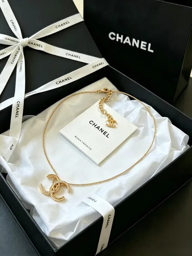 Colar Chanel CC Logo Pavé Cristal Dourado 7