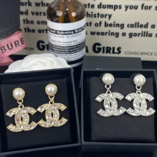 Chanel CC Logo मोती और क्रिस्टल ड्रॉप ईयररिंग्स