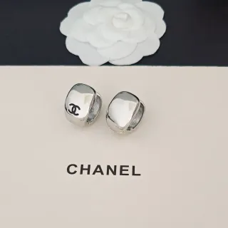 Chanel CC Logo 抛光银色夹式耳环