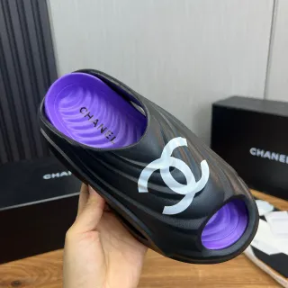 Chanel CC Slide काले और बैंगनी चप्पल