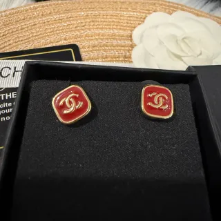Chanel CC Square लाल इनेमेल गोल्ड टोन स्टड ईयरिंग्स