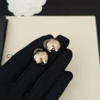 Chanel CC Stud Gold Silver गोलाकार क्रिस्टल-एम्बेलिशड ईयररिंग्स