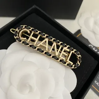 Chanel चेन और चमड़े का लोगो हेयर क्लिप ब्रोच