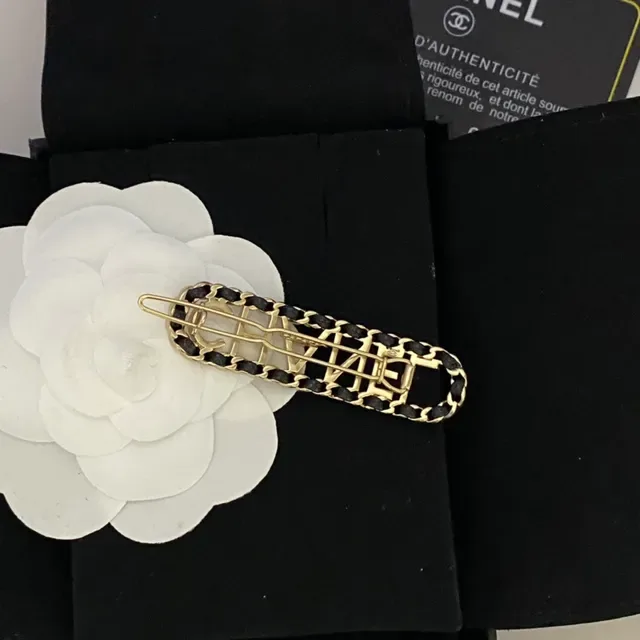 Chanel Chaîne Cuir Logo Broche Clip de Cheveux 3