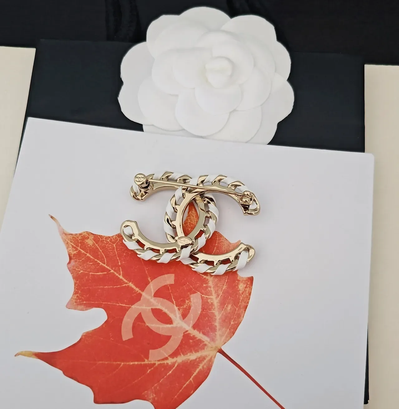 Broche Chanel Cadena CC Dorado y Blanco 2