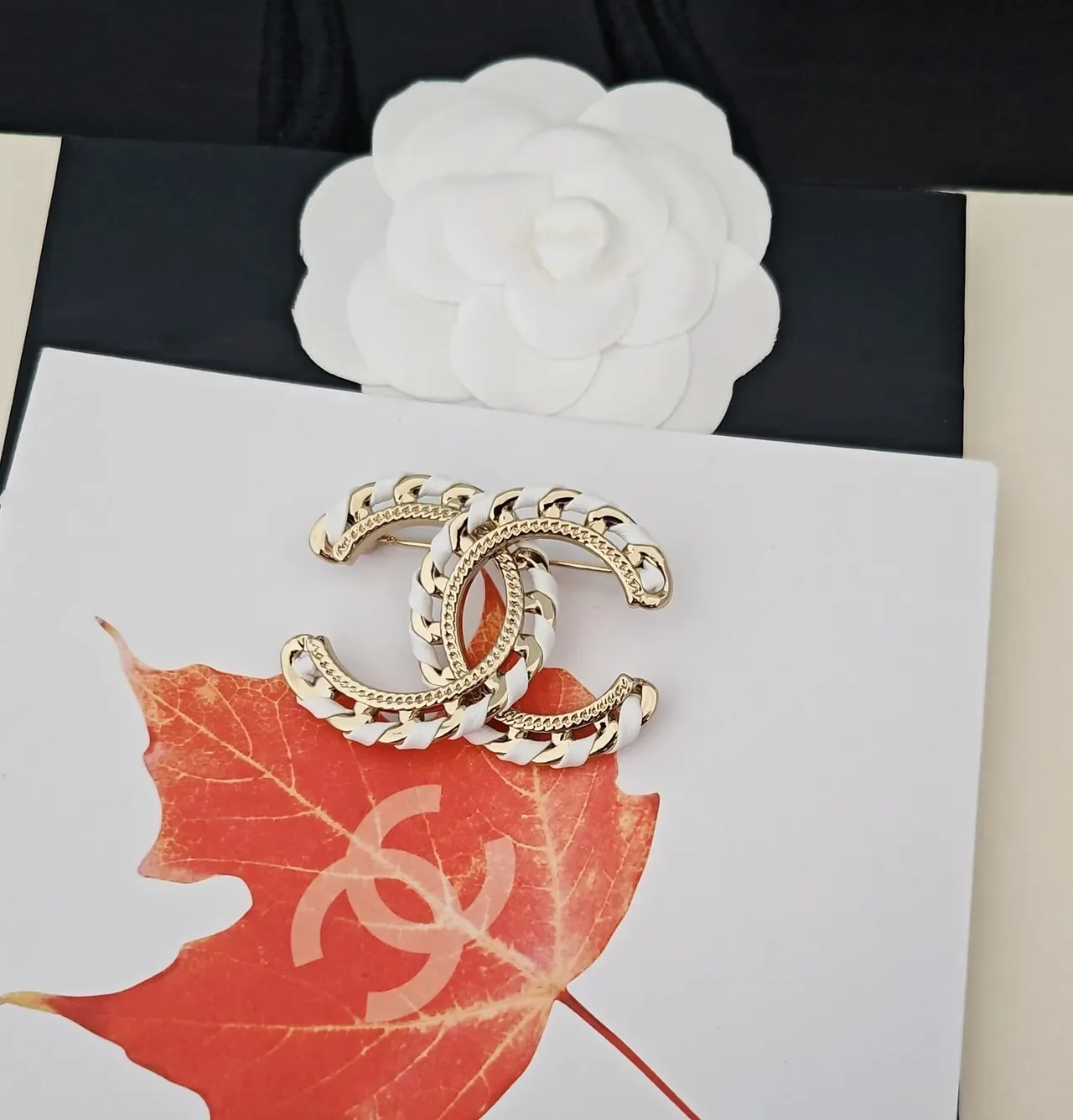 Broche Chanel Cadena CC Dorado y Blanco 3