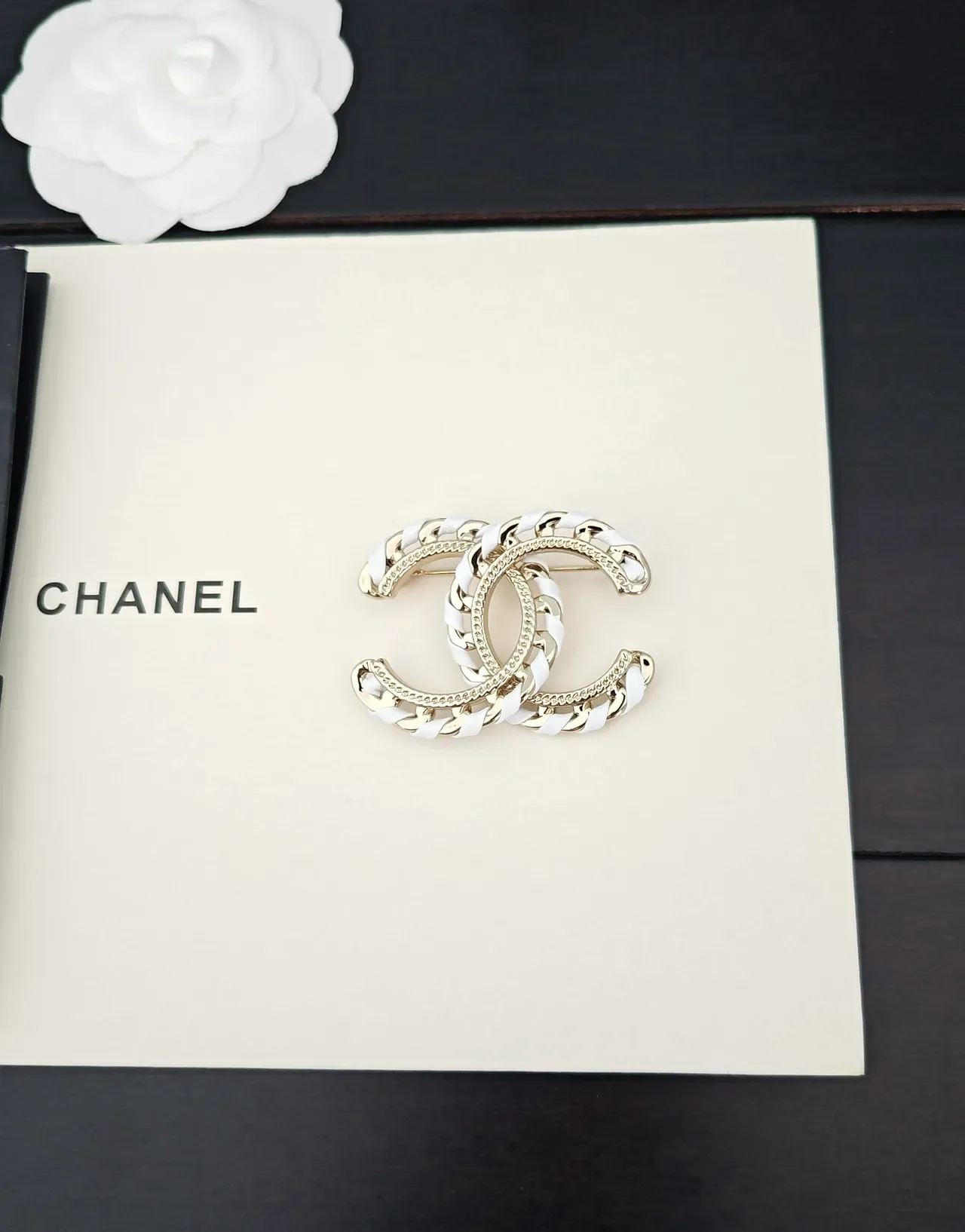 Broche Chanel Cadena CC Dorado y Blanco 4