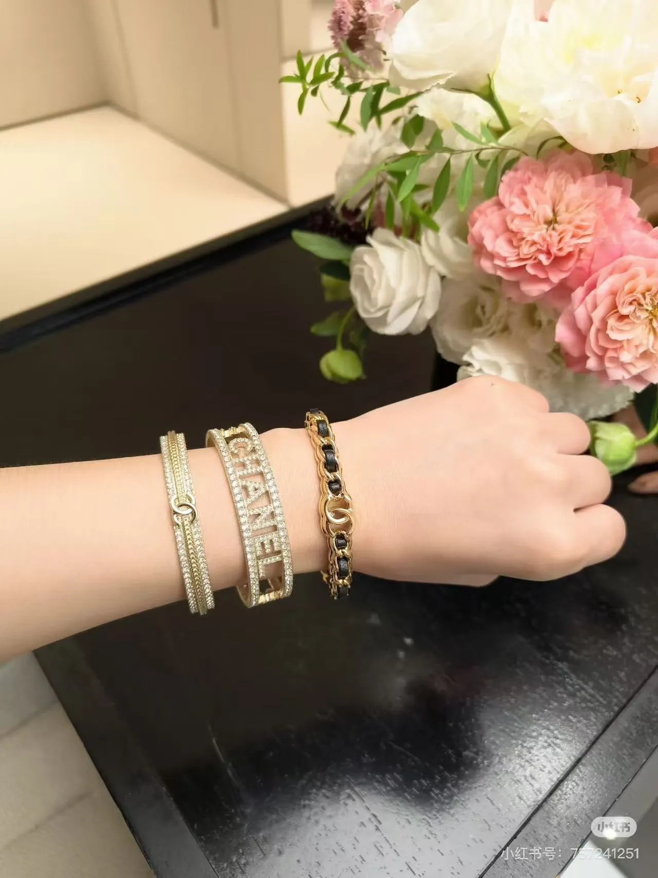 Chanel Pulseira Clássica de Corrente Dourada e Couro Preto 3