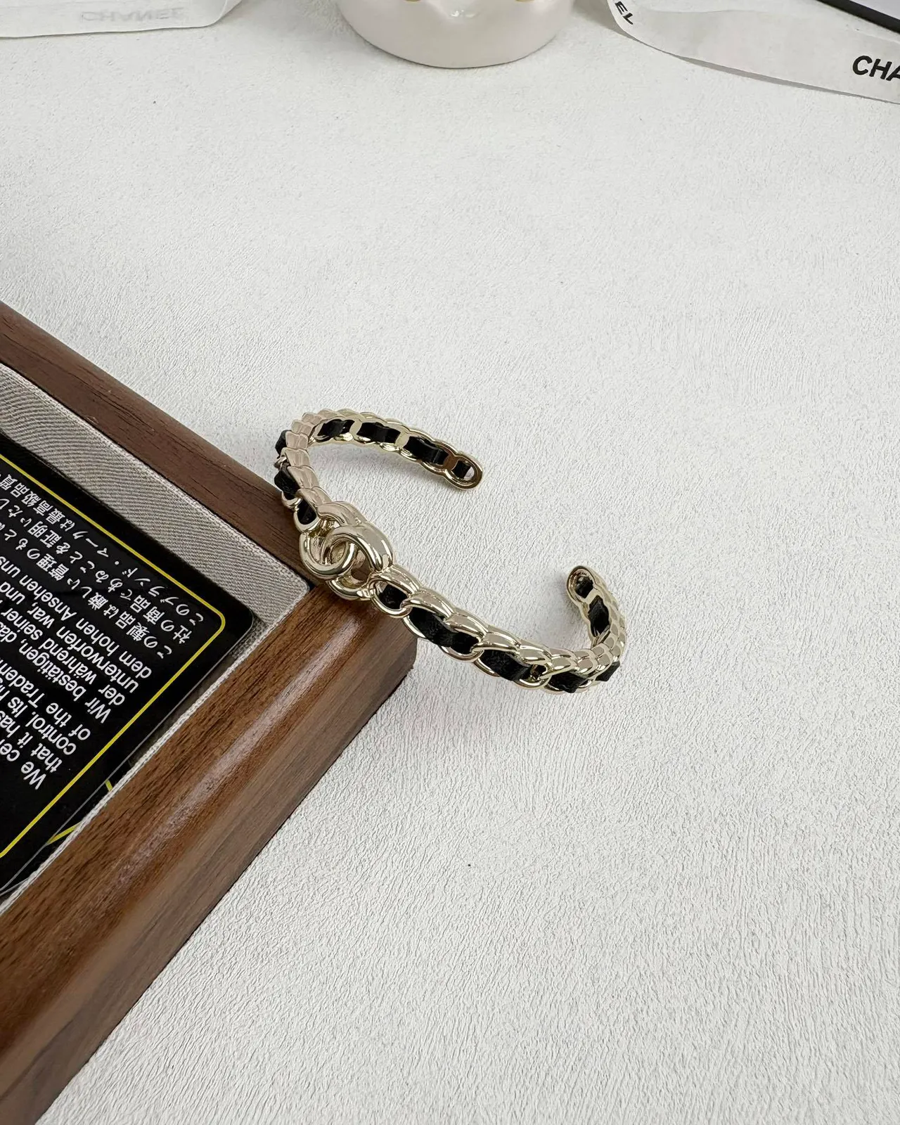 Chanel Pulseira Clássica de Corrente Dourada e Couro Preto 5