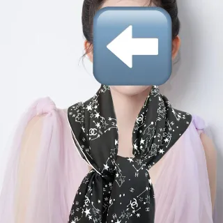 Chanel 星座印花丝巾