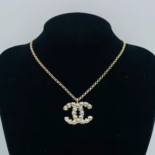 Chanel क्रिस्टल से सजाया CC पेंडेंट नेकलेस