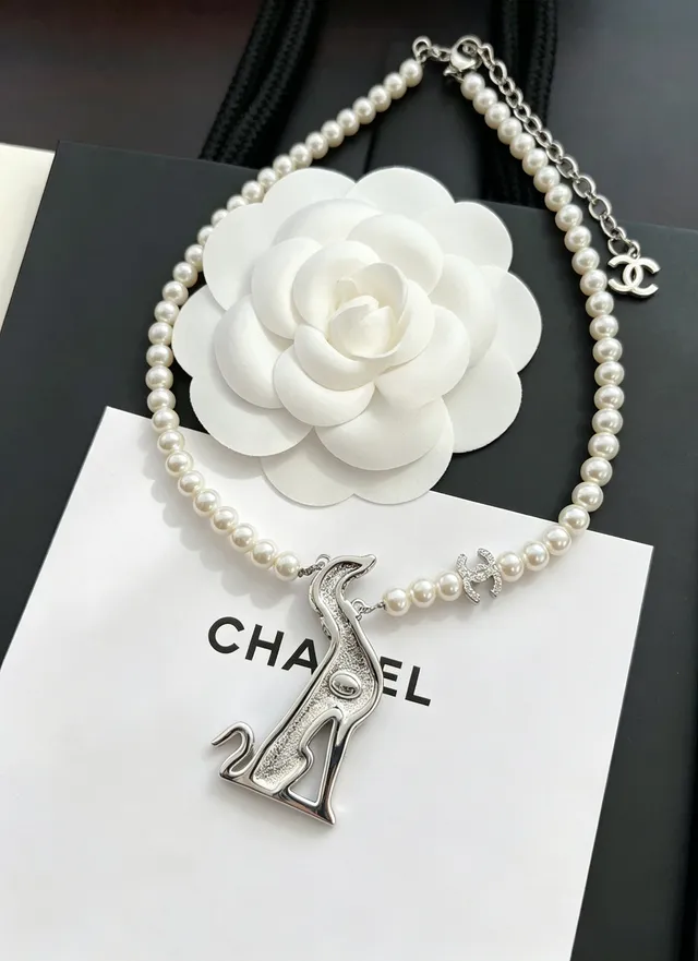Chanel collier cristal et perle de chien dalmatien 2