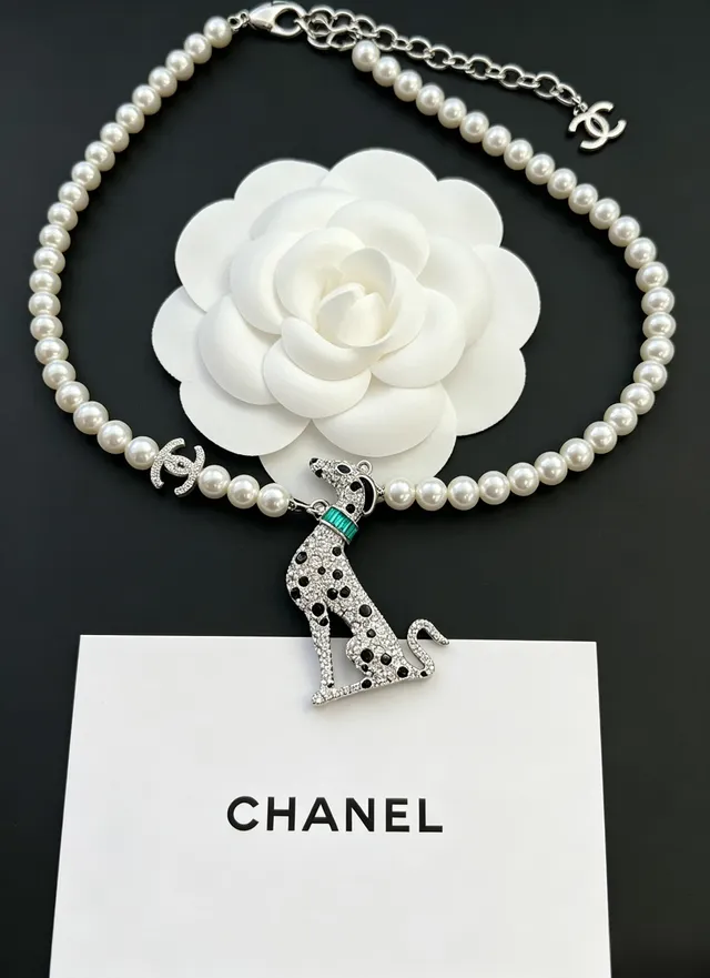 Chanel collier cristal et perle de chien dalmatien 4