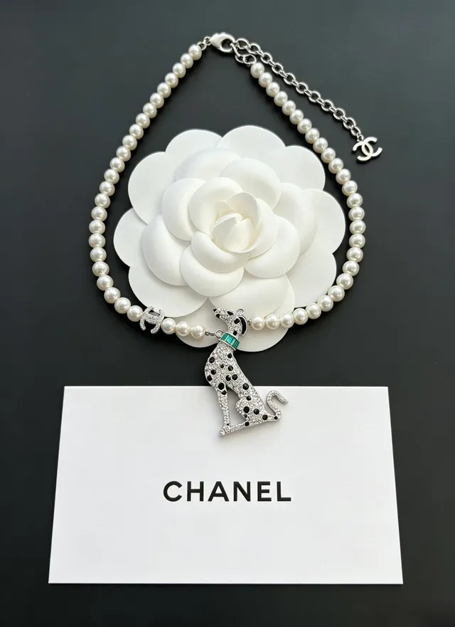 Chanel collier cristal et perle de chien dalmatien 5