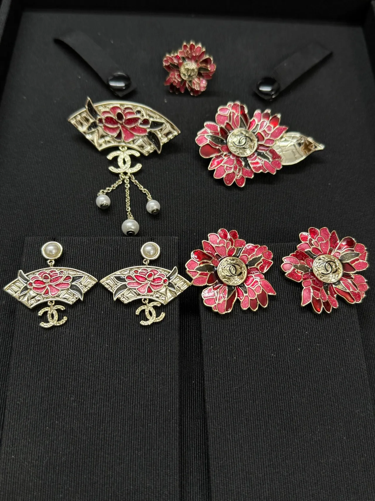 Chanel Boucles d'oreilles en forme d'éventail avec émail rouge floral avec perles au sommet 2