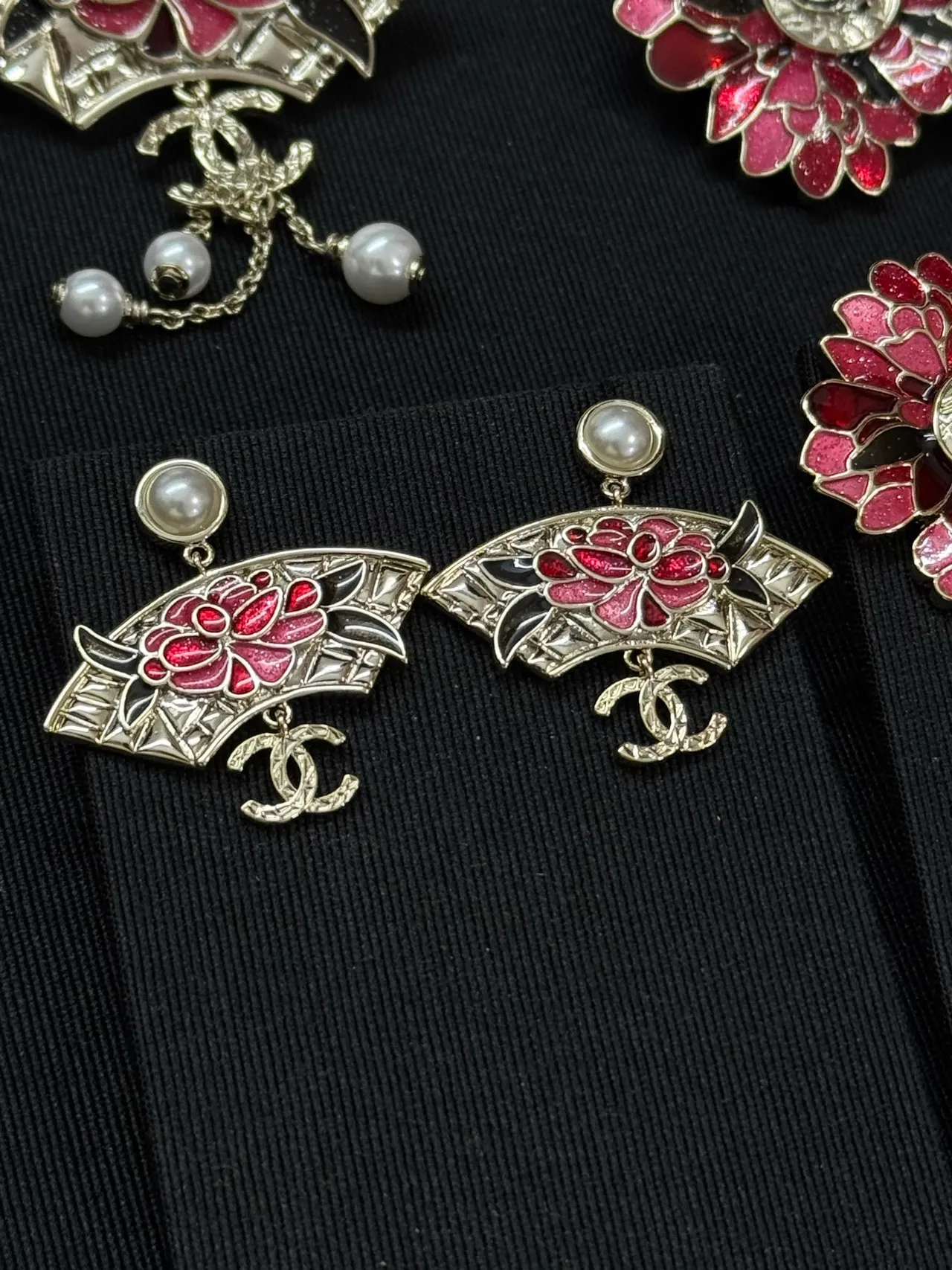 Chanel Boucles d'oreilles en forme d'éventail avec émail rouge floral avec perles au sommet 3