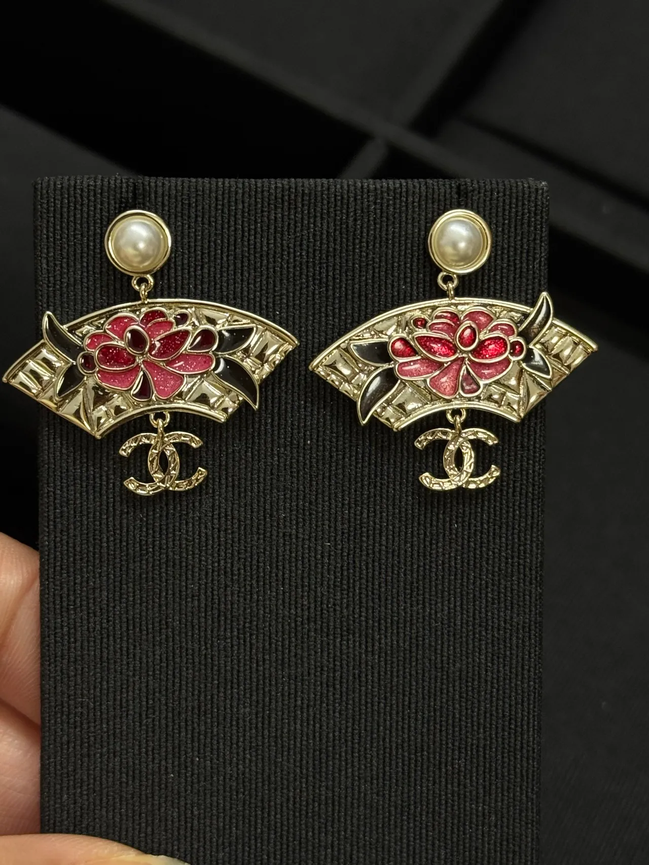 Chanel Boucles d'oreilles en forme d'éventail avec émail rouge floral avec perles au sommet 4