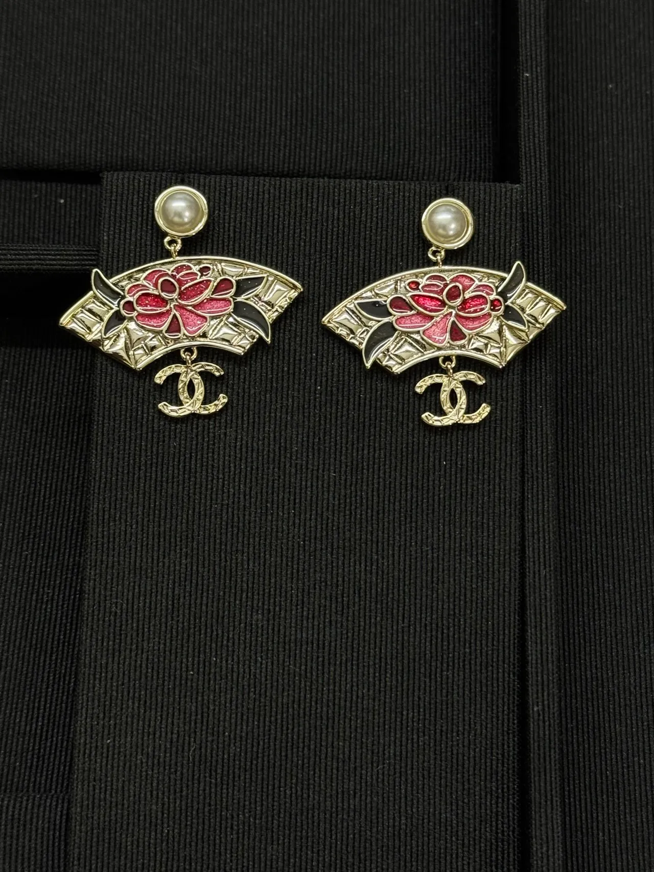 Chanel Boucles d'oreilles en forme d'éventail avec émail rouge floral avec perles au sommet 5
