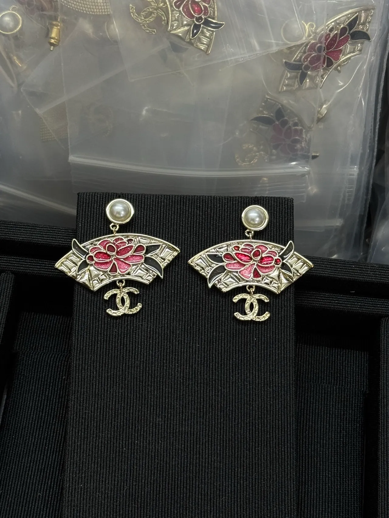 Chanel Boucles d'oreilles en forme d'éventail avec émail rouge floral avec perles au sommet 6