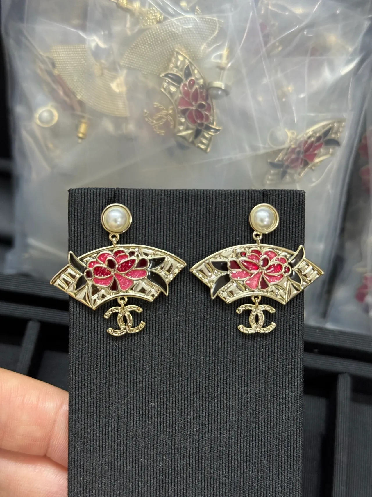 Chanel Boucles d'oreilles en forme d'éventail avec émail rouge floral avec perles au sommet 7