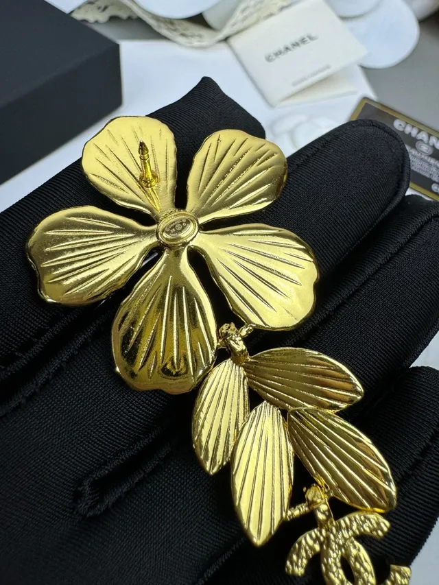 Chanel Broche Floral Dourado Branco Texturado 5
